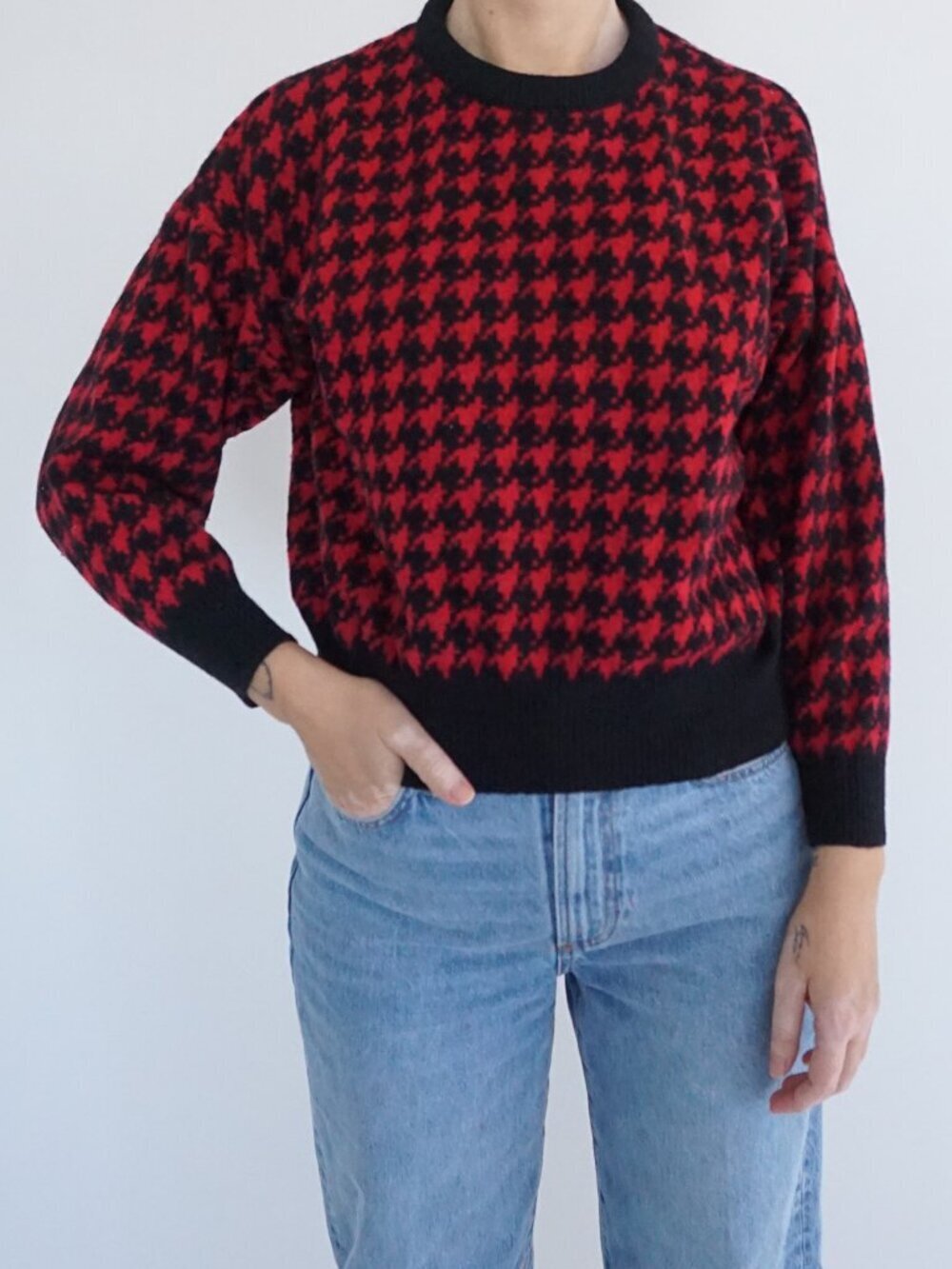 Vintage Black Red Houndstooth Knit Sweater Crew Neck Classic Pattern M